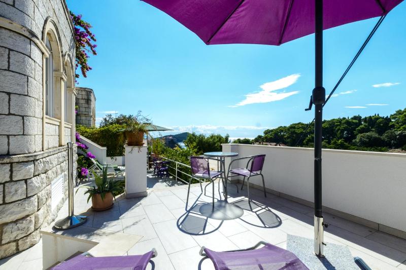 Comfort One-Bedroom Apartment with Terrace image 3