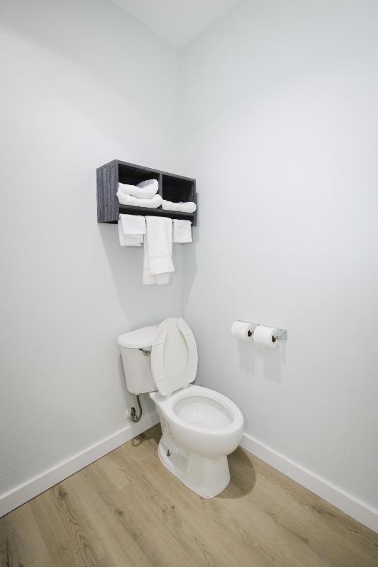King Room - Non-Smoking image 4
