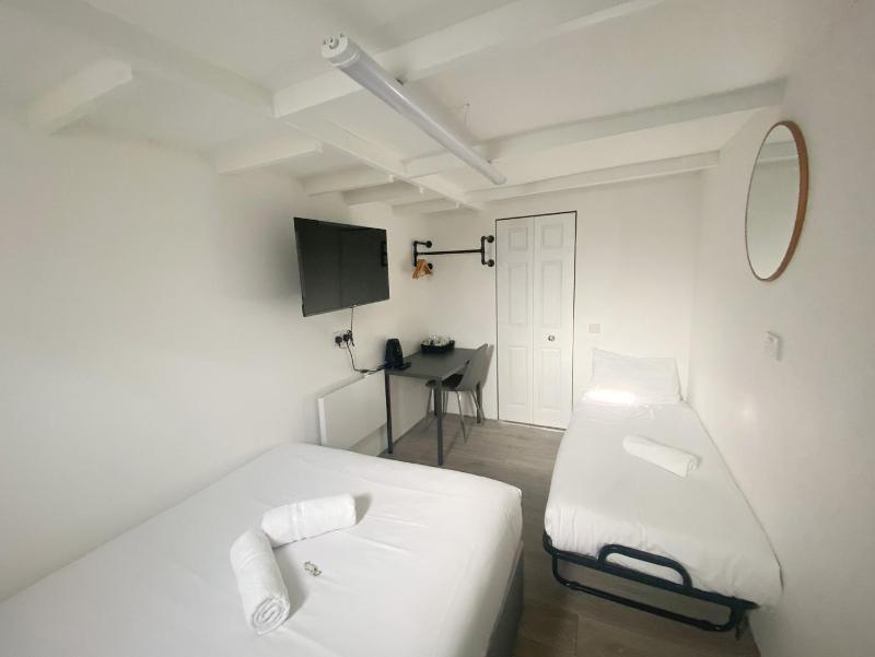 Compact Triple Room image 3