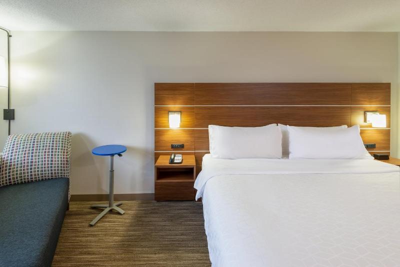 Standard King Room image 4