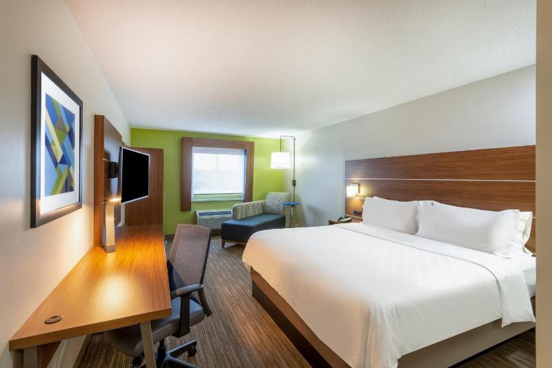 Standard King Room image 3