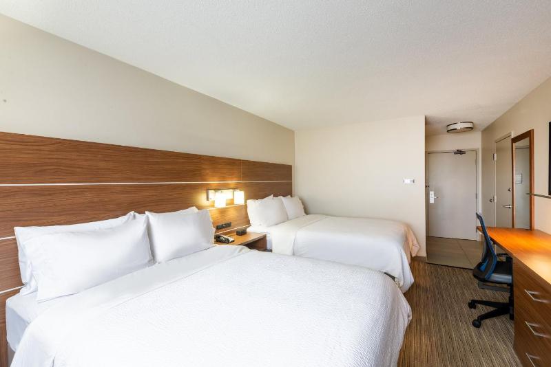 Standard Queen Room with Two Queen Beds image 4