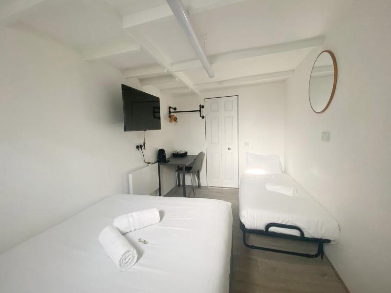 Compact Triple Room image 4