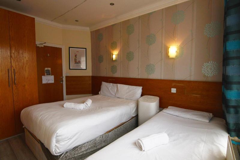 Compact Triple Room image 2