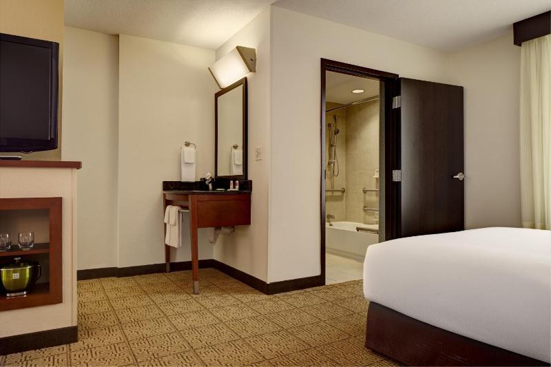 King Room with Sofa Bed and Accessible Tub - Disability Access image 4