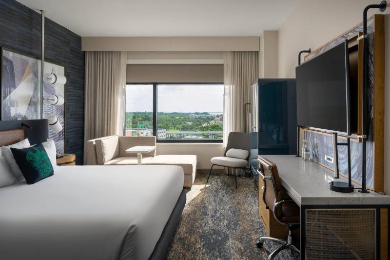 Guest room, 1 King, Partial river view image 1