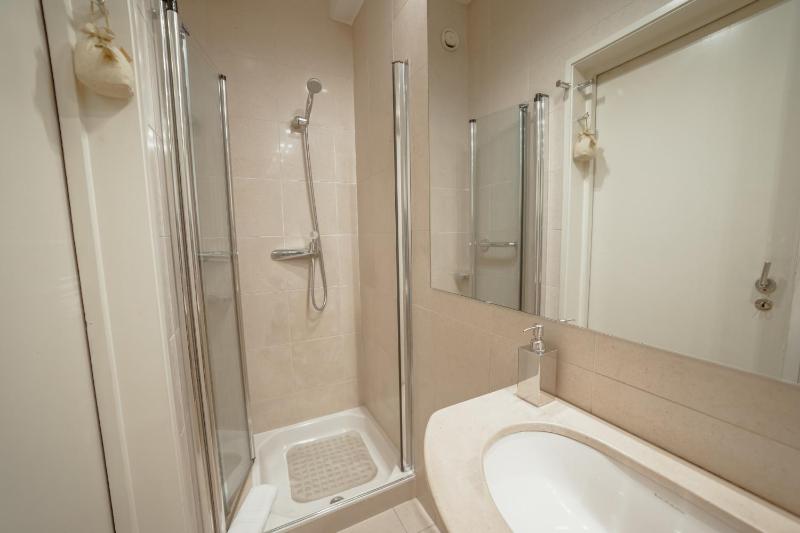 Grand Botanic Garden Apartment by Vacationy - image 44
