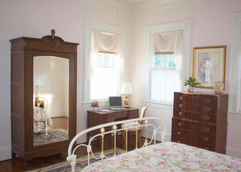 Standard Double Room image 3