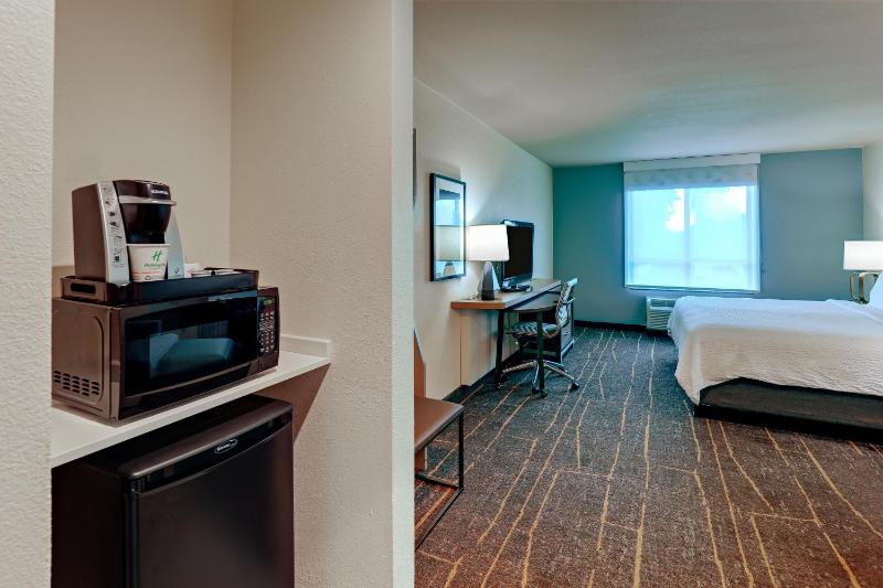 Standard King Room image 3
