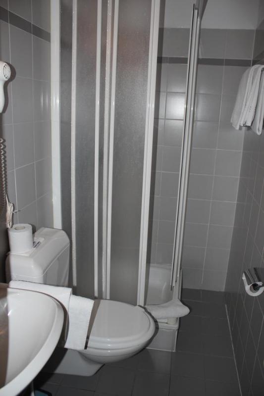 Twin Room image 4