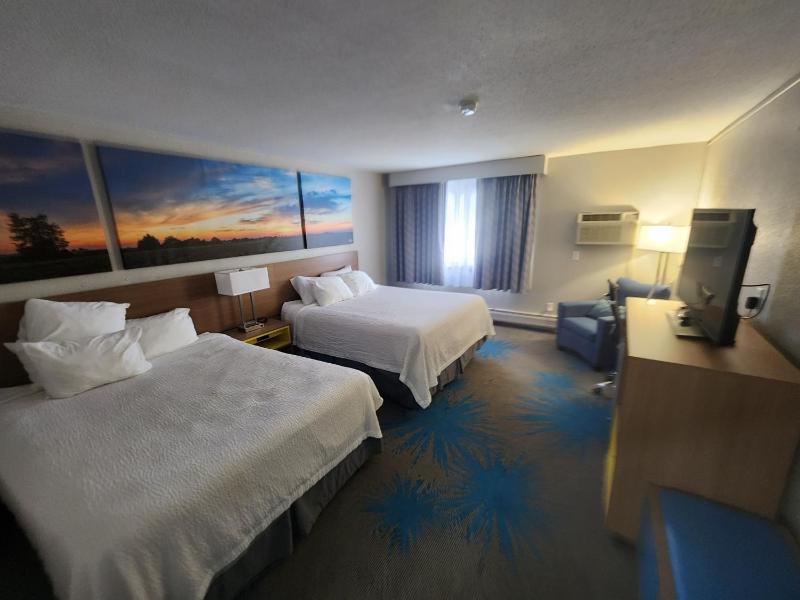 Queen Room with Two Queen Beds - Non-Smoking image 3