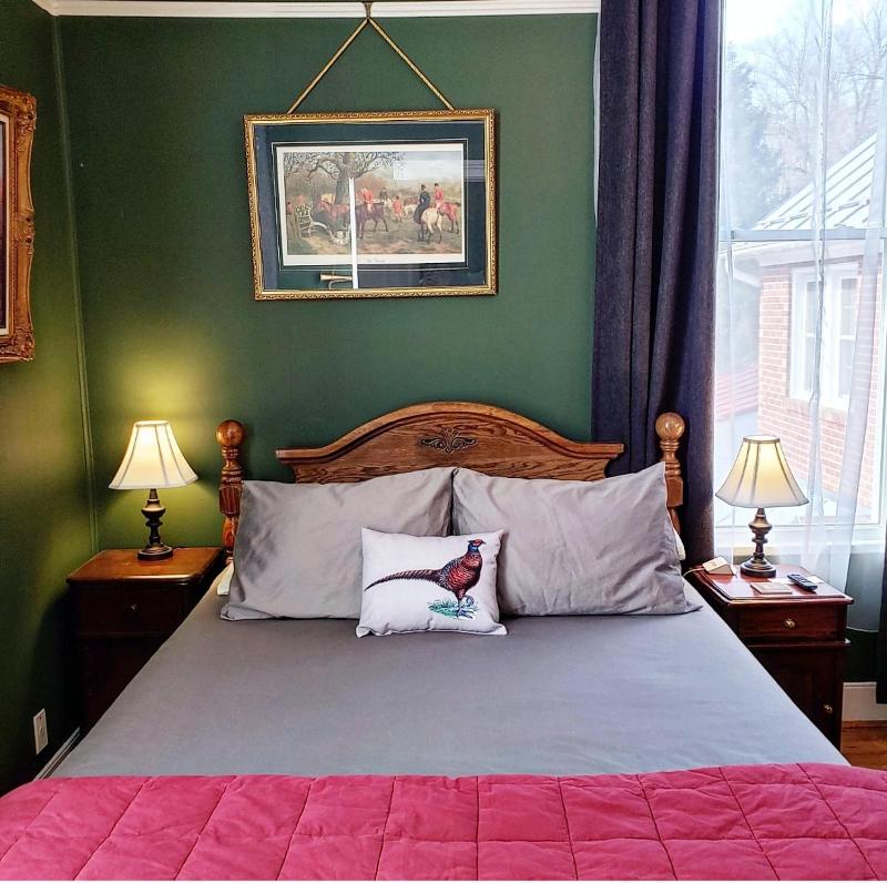 Queen Room with Garden View image 4