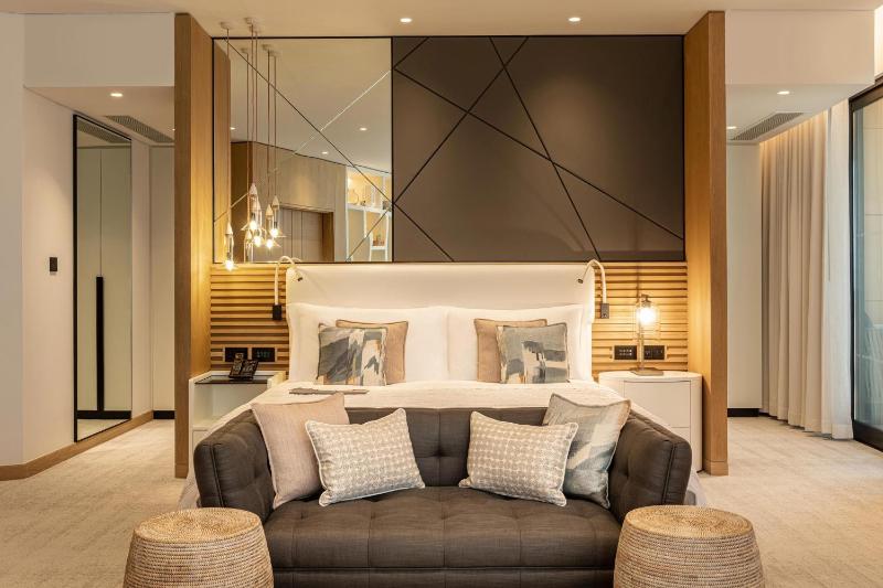 Royal Executive Suite, Club lounge access, 1 Bedroom Suite, 1 King, Airport Transfer from Dubai Airport