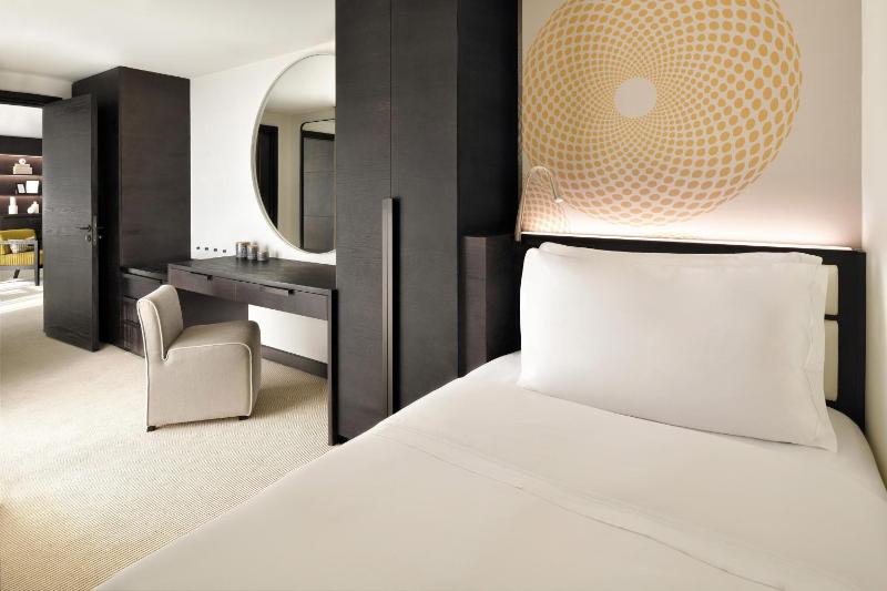 Family 1-Bedroom Suite 1 King, 1 Twin, Executive Lounge Access, Afternoon Tea & Happy Hour, Airport Transfer from Dubai Airport