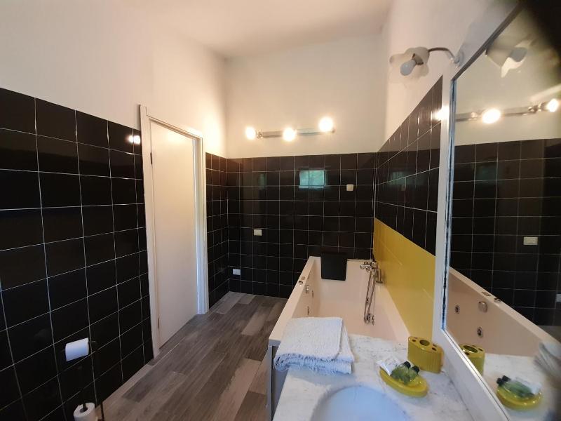 Double Room with Spa Bath image 3