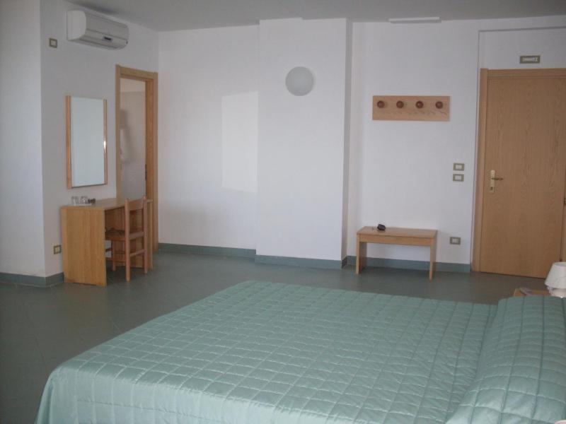 Quadruple Room with Balcony image 2