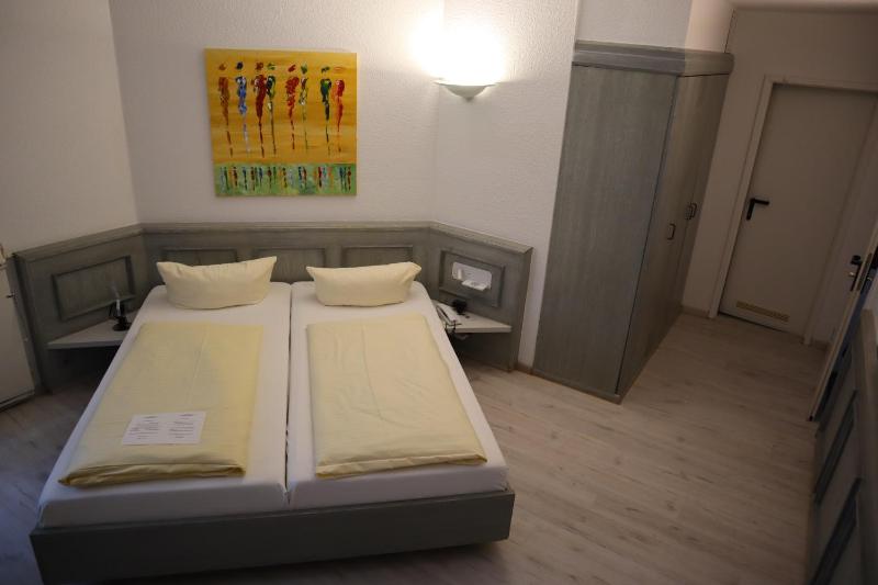 Double Room image 3