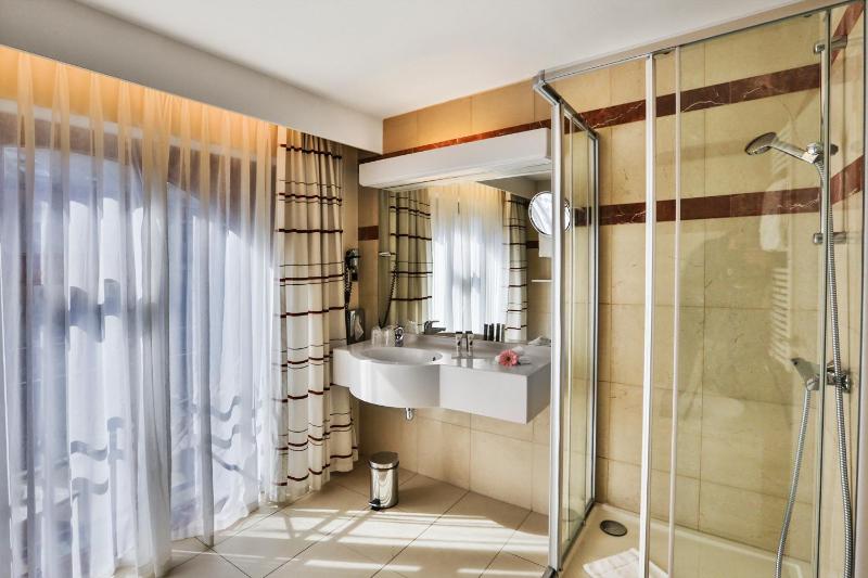 Deluxe Double Room image 4