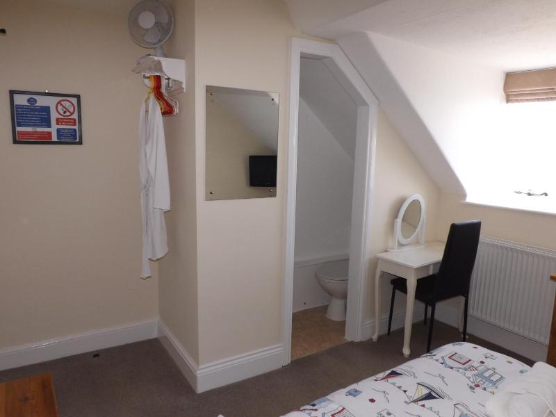 Single Attic Room with external private shower room - Sea View - Access by stairs only  image 4