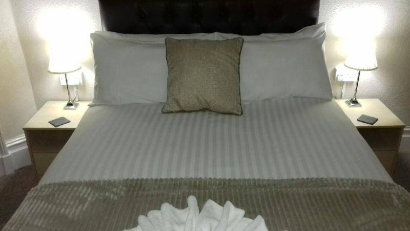 Double Room image 3