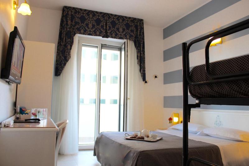 Standard Quadruple Room image 3