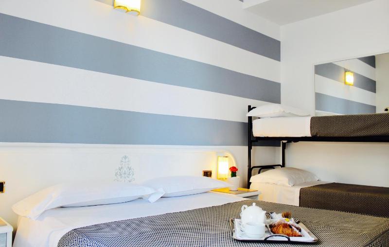 Standard Quadruple Room image 4