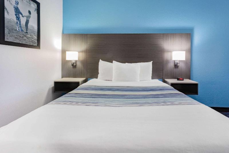1 Queen Bed, Mobility Accessible Room, Bathtub w/ Grab Bars, Non-Smoking image 1