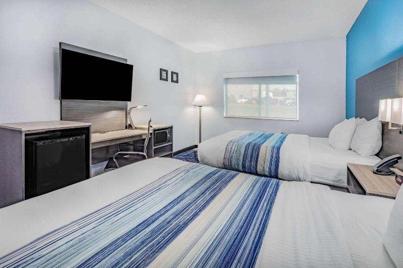 Queen Room with Two Queen Beds - Non-Smoking image 4