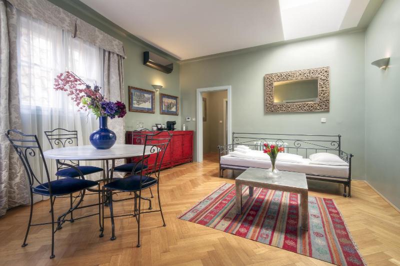 Executive Suite image 3