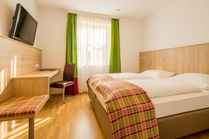 Standard Double Room image 3