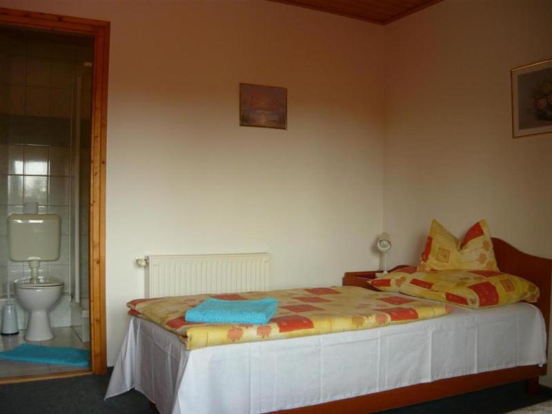 Single Room with Bathroom image 4