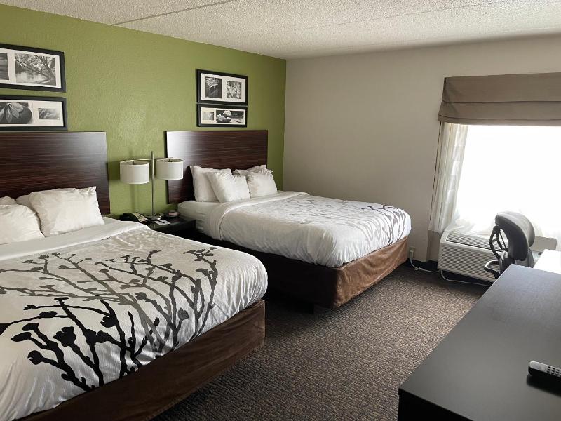Queen Room with Two Queen Beds - Non-Smoking image 2