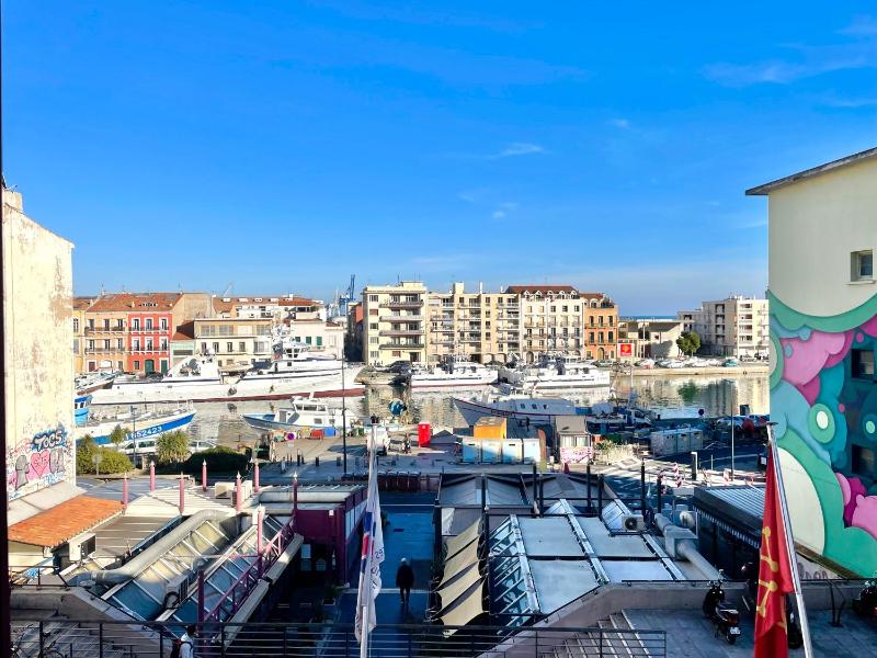 Grand appartement avec vue sur quai Images