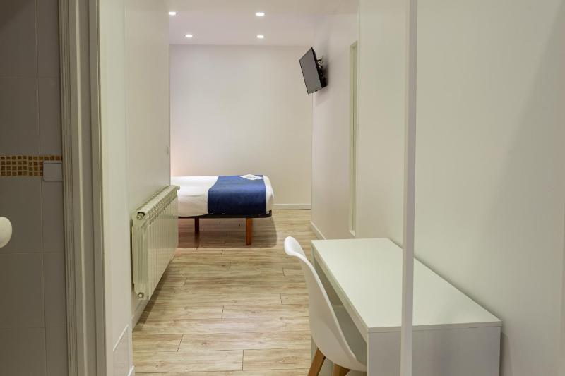 Basic Double Room image 3