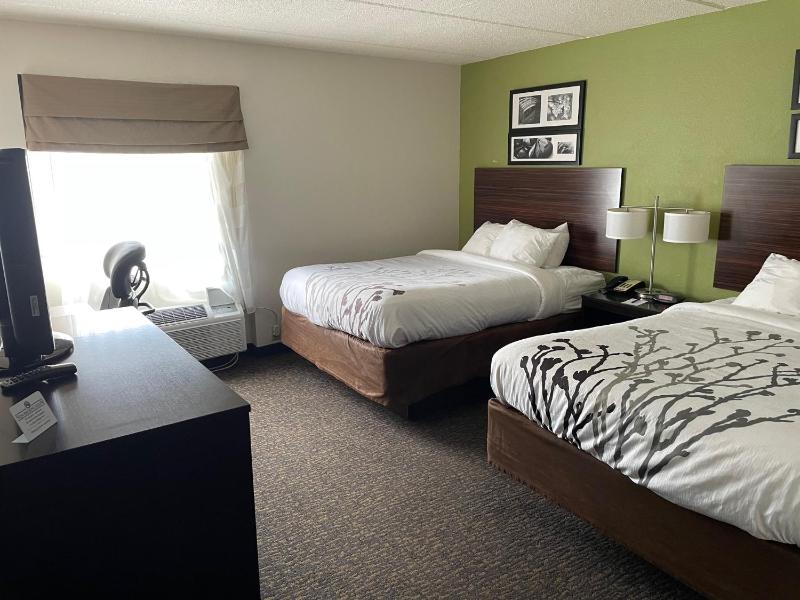 Queen Room with Two Queen Beds - Non-Smoking image 2