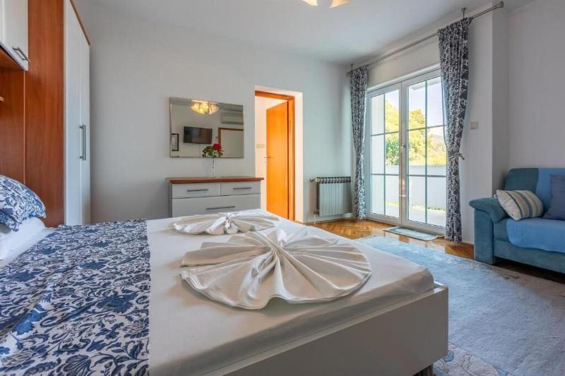 One-Bedroom Apartment with Terrace image 3