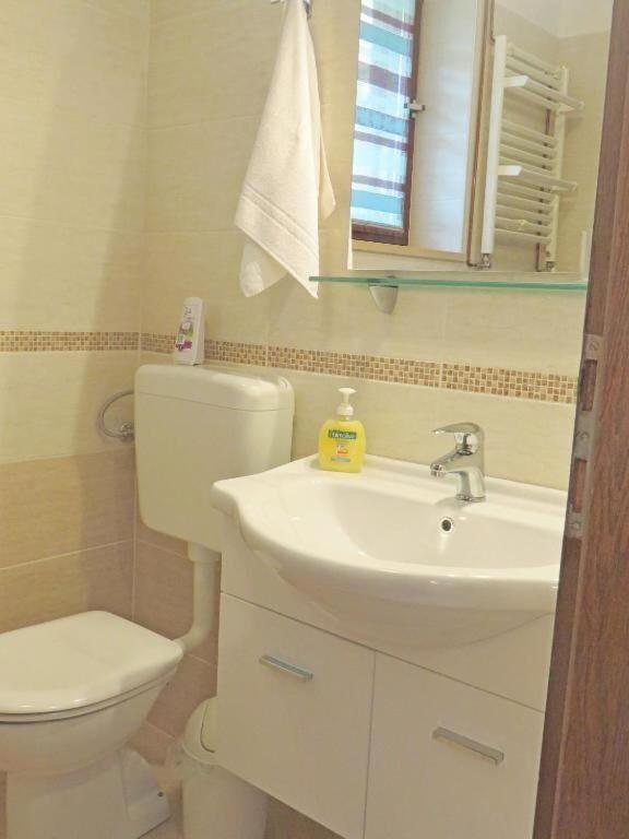 One-Bedroom Apartment with Garden View image 3