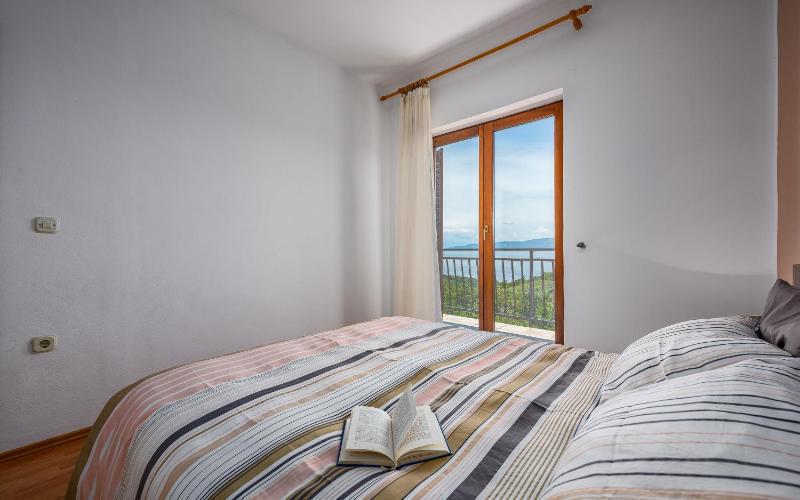 One-Bedroom Apartment image 4