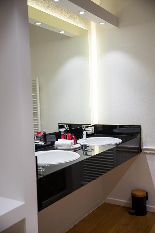 Deluxe Queen Room image 3