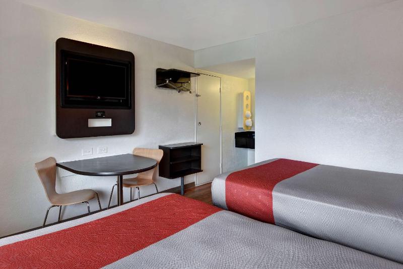 Quadruple Room image 3