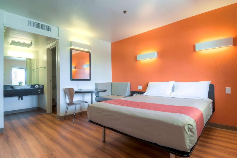 Standard Queen Room image 4
