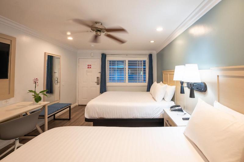 Queen Room with Two Queen Beds - Non-Smoking image 2