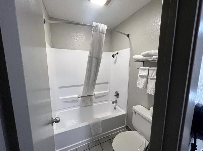 Queen Room with Two Queen Beds- Disability Access - Non-Smoking image 4