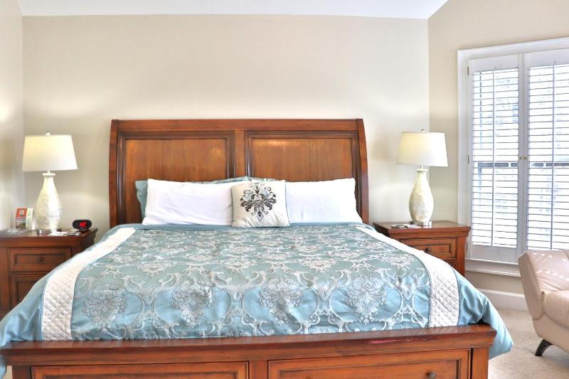 Deluxe King Room image 3