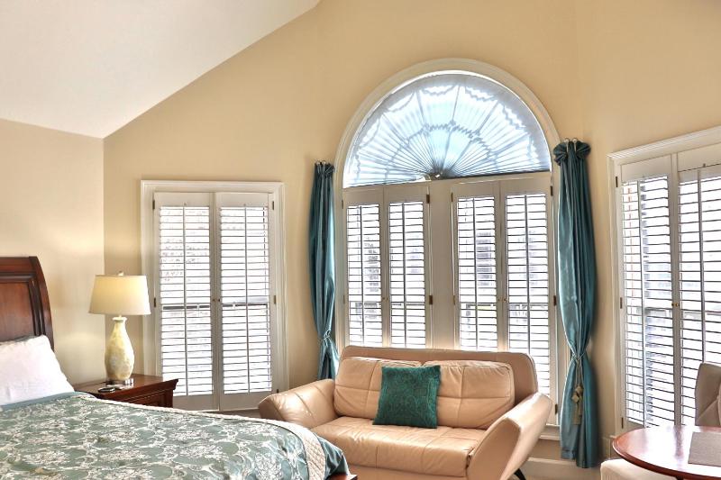 Deluxe King Room image 4