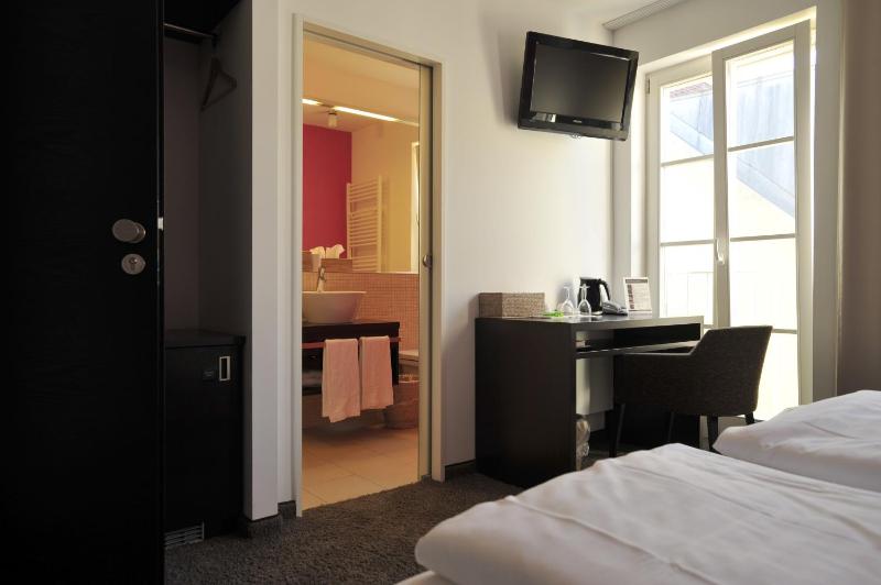 Double Room image 3