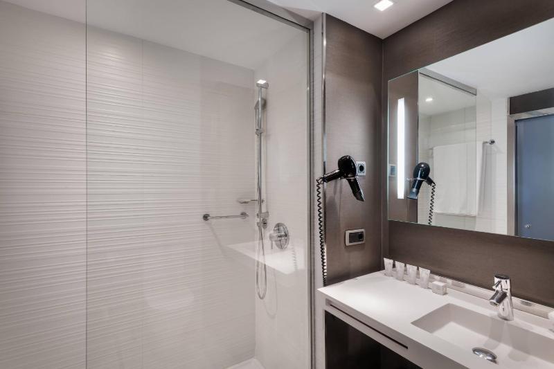 King Room with Ocean View image 2