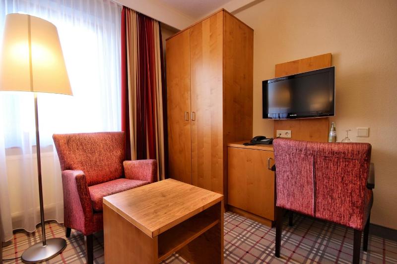 Standard Twin Room image 2