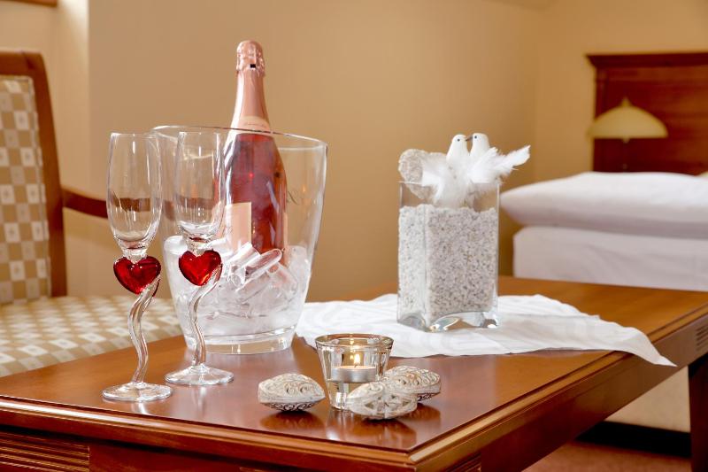 Luxury Junior Suite with Spa Bath image 3