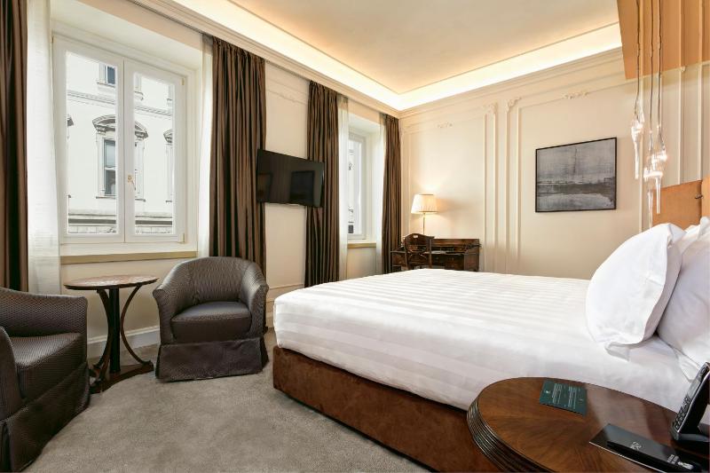 Deluxe Double or Twin Room image 3